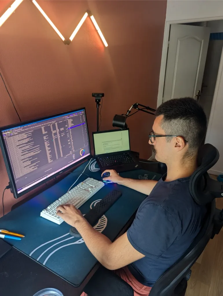 Axel Salon à son bureau, analyse SEO en cours sur Screaming Frog